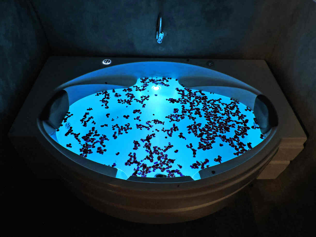 Jacuzzi Queen Suite, photo 6
